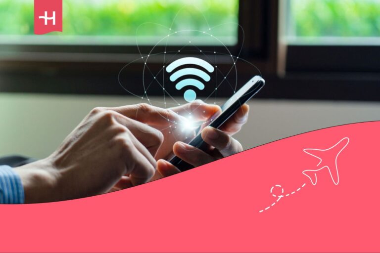 Homme tenant un smartphone en main avec le signal de réseau