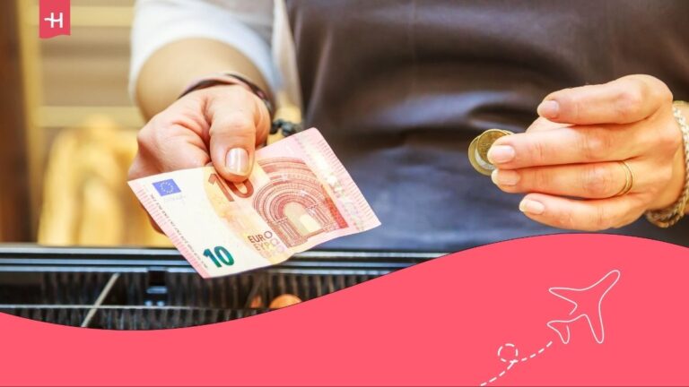 Mains tenant un billet de 10 € et une pièce de monnaie
