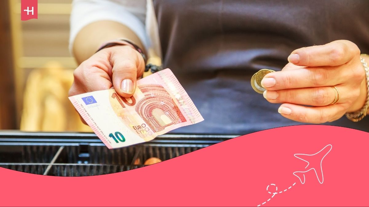 Mains tenant un billet de 10 € et une pièce de monnaie