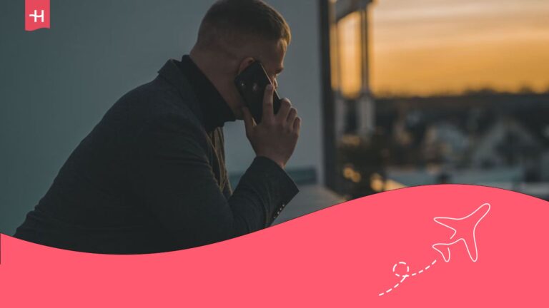Homme au téléphone regardant le coucher de soleil et l'horizon