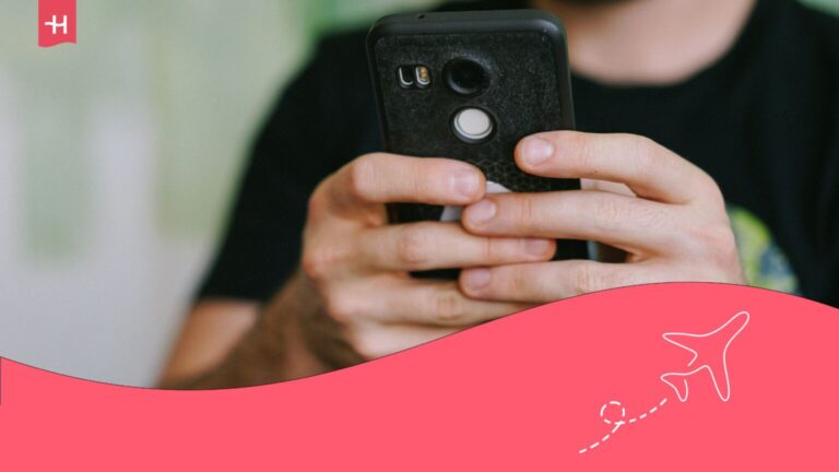 Les 2 mains d'un homme tenant un téléphone portable