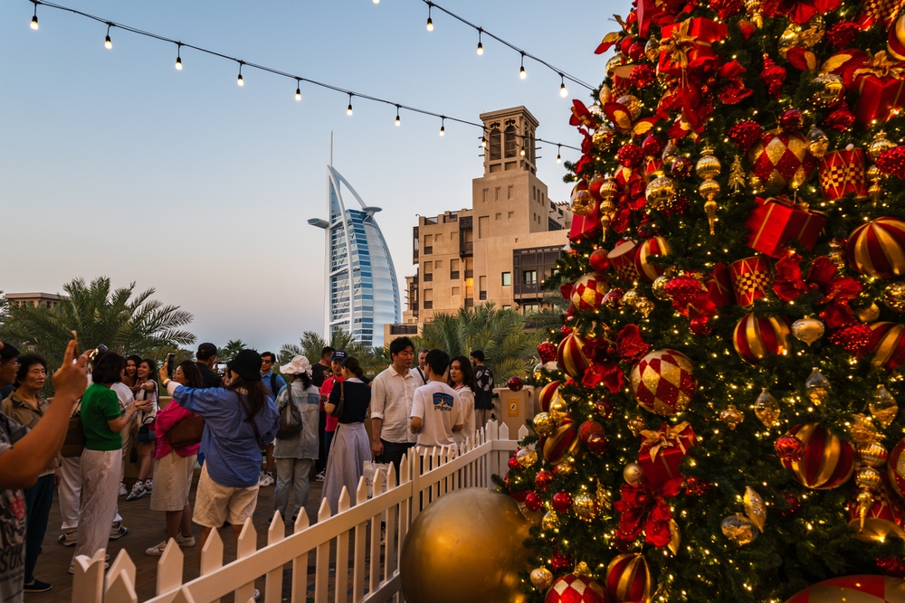 Dubaï en décembre : Marché de Noël de Madinat Jumeirah sur l'île de Madinat Fort.