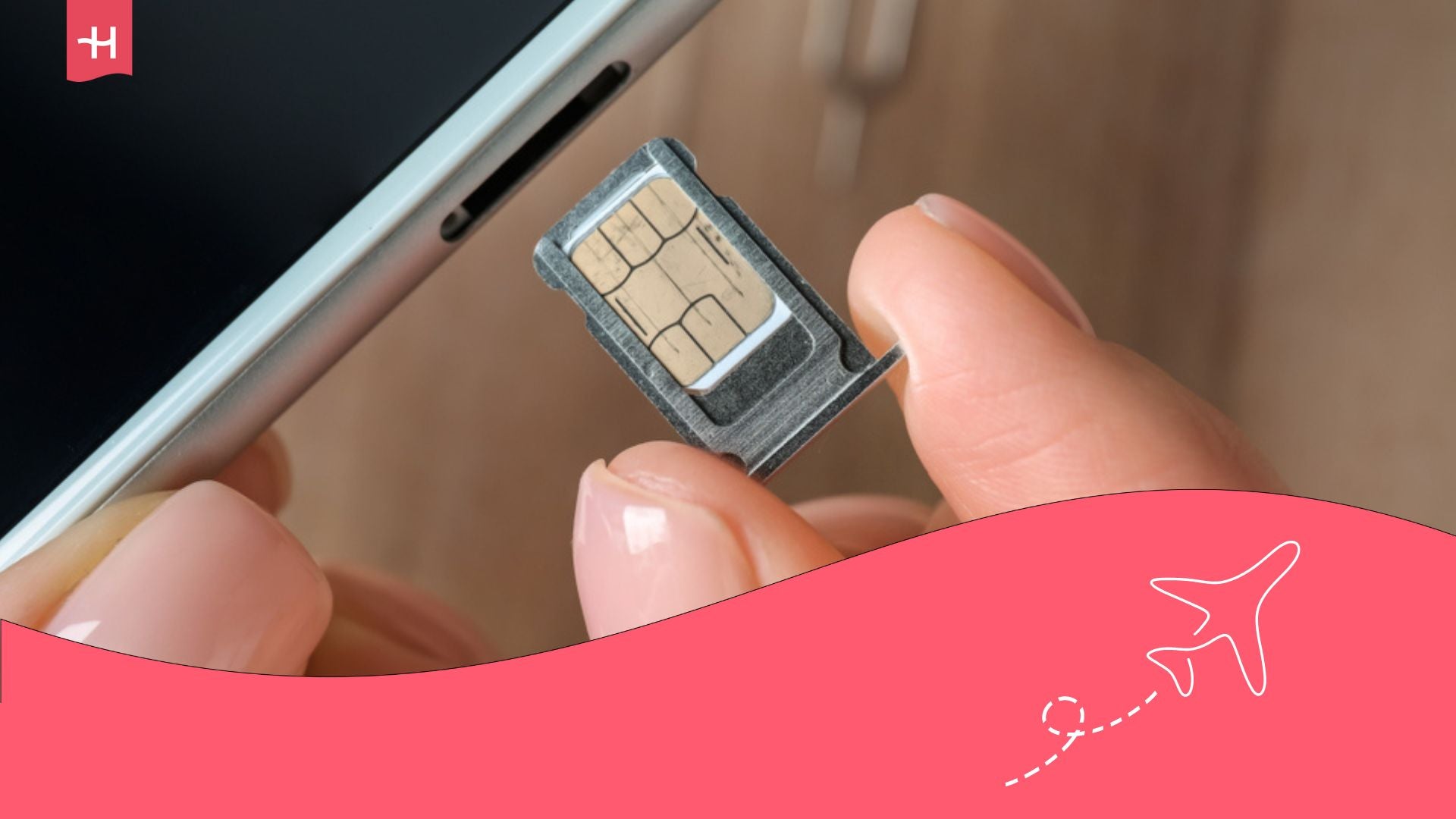 Main d'une femme insérant une carte sim dans un téléphone portable