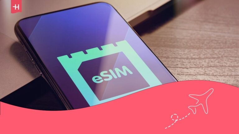 Téléphone portable posé sur une table avec forfait eSIM