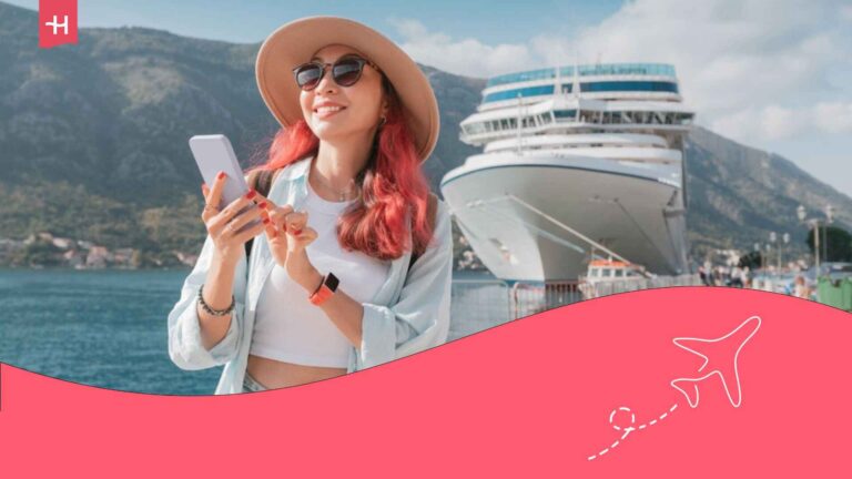 Voyageuse avec son téléphone connecté à Internet aux bouches de Kotor au Monténégro