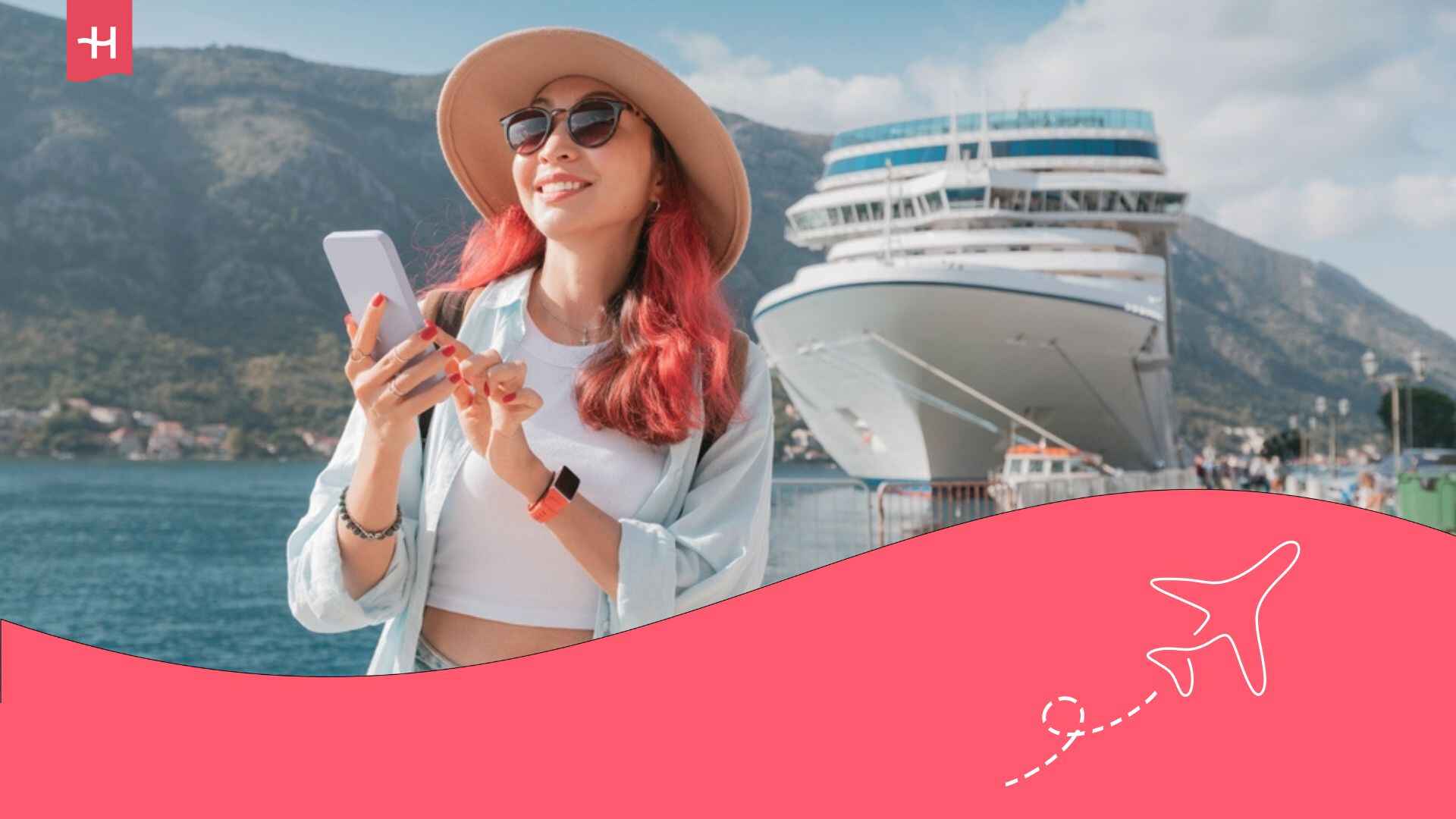 Voyageuse avec son téléphone connecté à Internet aux bouches de Kotor au Monténégro