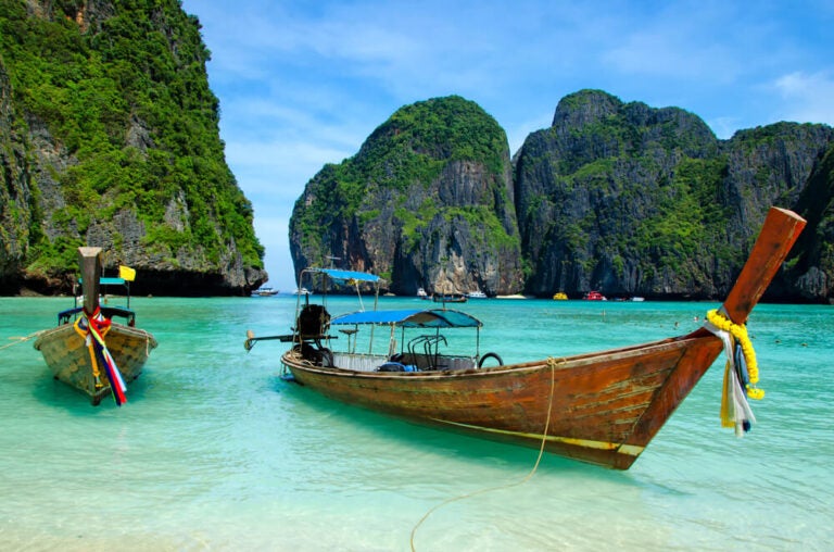Des eaux cristallines, des plages paradisiaques et une ambiance relaxante, voilà ce que vous trouverez sur des îles comme Phi Phi.