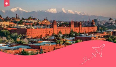 Vie aérienne de la ville de Marrakech avec en fond les montagnes de l'Atlas