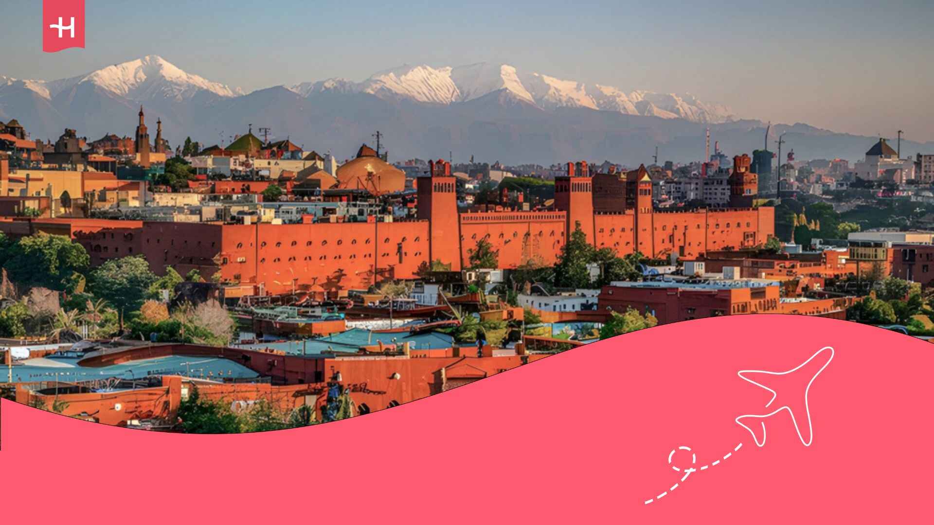 Vie aérienne de la ville de Marrakech avec en fond les montagnes de l'Atlas