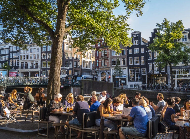 Que faire aux Pays-Bas ? Savourez un café au bord des canaux à Amsterdam