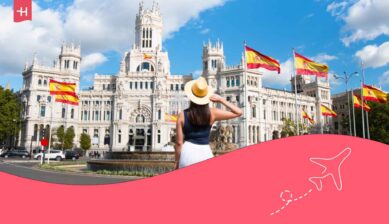 Voyageuse de dos devant le Palacio de Comunicaciones à Madrid