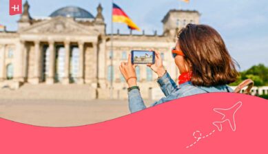 Voyageuse avec accès internet en Allemagne photographiant un monument