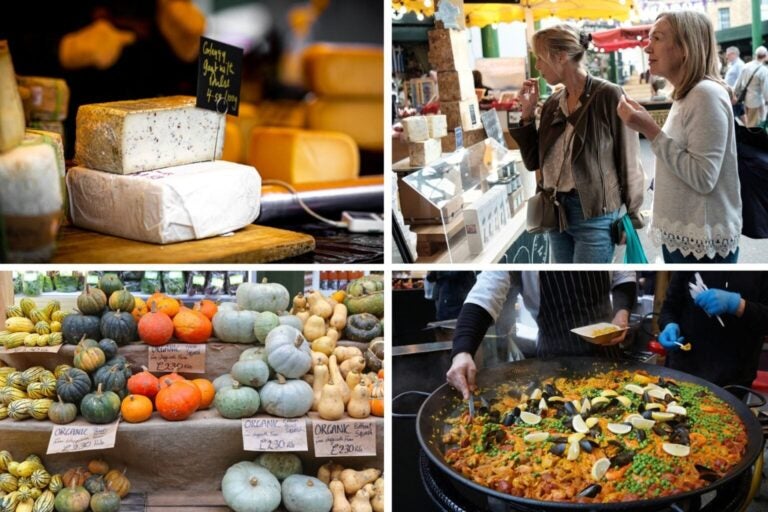 Supermachés en Angletrerre: des étals de fromage, des étals de légumes, un homme cuisinant une paella et deux filles dégustant du fromage sur un marché central en Angleterre