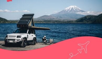 voiture 4x4 et touriste assise avec vue sur le mont Fuji, Japon
