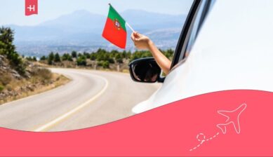 Personne conduisant une voiture blanche avec le drapeau portugais à la main.