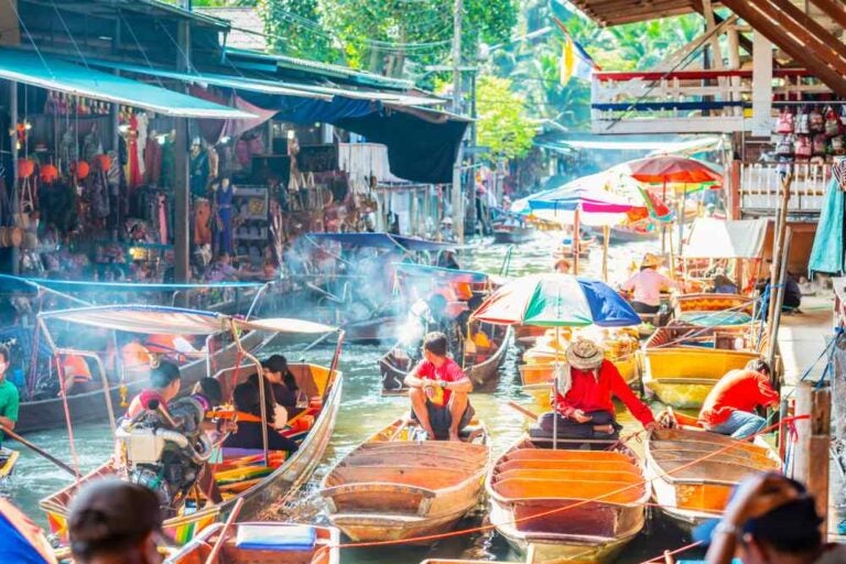 Marché flottant de Damnoen Saduak, visité par des touristes en bateau, situé à Bangkok, en Thaïlande.