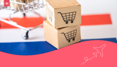 Chariot de supermarché recouvert du drapeau néerlandais et de quelques cartons.