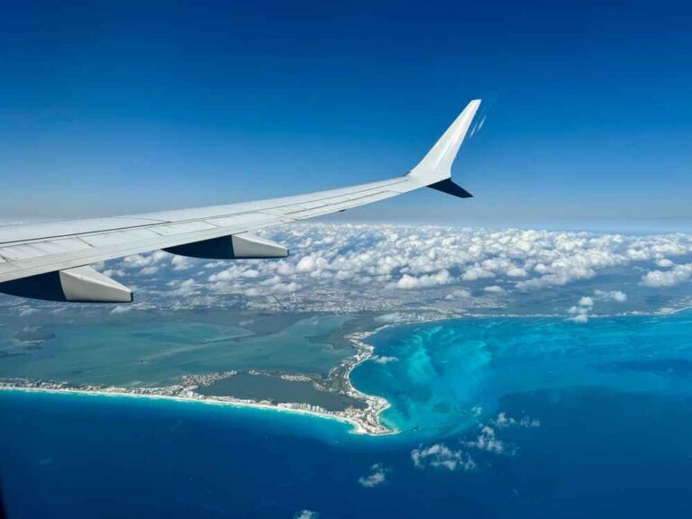Vue aérienne depuis un avion survolant la côté mexicaine et les plages de  Cancún