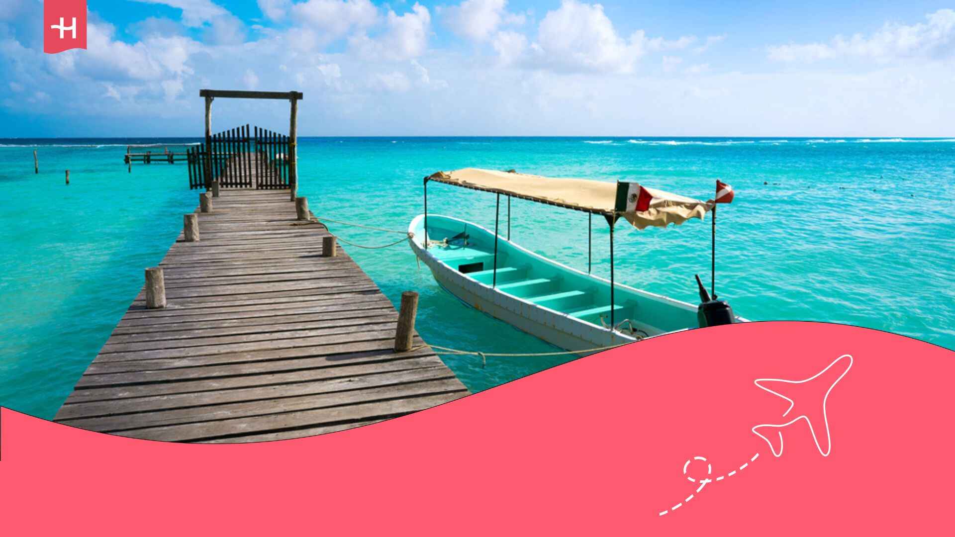 Jetée sur la plage des Caraïbes sur la Costa Maya du Mexique avec un bateau
