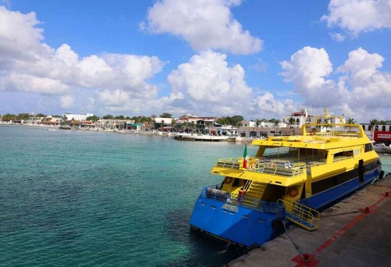 Ferry jaune et bleu à l'embarcadère de Playa à Cozumel pour se déplacer au Mexique