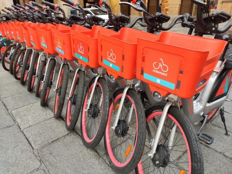 Se déplacer à vélo à Rome est très courant.