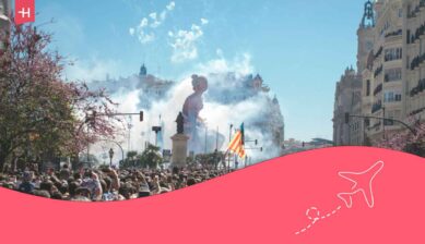 La Mascletà sur la Plaza del Ayuntamiento, pendant les Fallas de Valence, en Espagne.