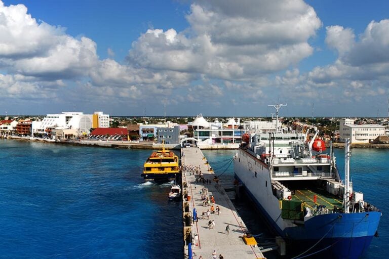 Ferry à quai à Cozumel au Mexique, avec des passagers sur l’embarcadère