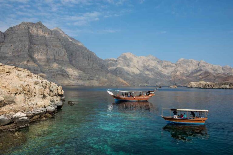 Embarcations dans les fjords près de Khasab, Musandam à Oman non loin de Dubaï