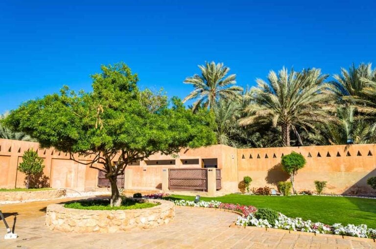 Jardin au musée Al Ain Palace aux Émirats arabes unis