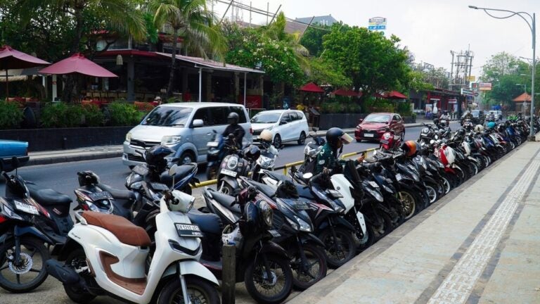 Les scooters ne sont pas le moyen de transport le plus sûr pour se déplacer en famille.