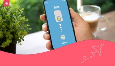 Main d'un homme tenant un smartphone avec à l'écran SIM adaptée en eSIM