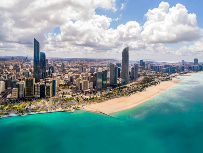 Vue aérienne de la côté d'Abu Dhabi avec les gratte-ciels et la plage