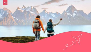 Couple en radonnée dans les montagnes de Norvège regardant les montagnes