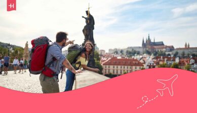 Couple de voyageurs à Prague visitant la ville et recherchant des souvenirs