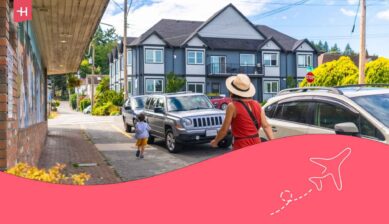 Une mère et son fils en balade dans les rues de Vancouver en virée shopping