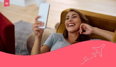 Jeune femme souriante en discussion sur son téléphone utilisant telegram sans numéro