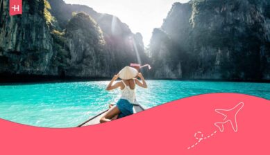 Jeune femme de dos se reposant sur un long bateau traditionnel thaïlandais à queue longue
