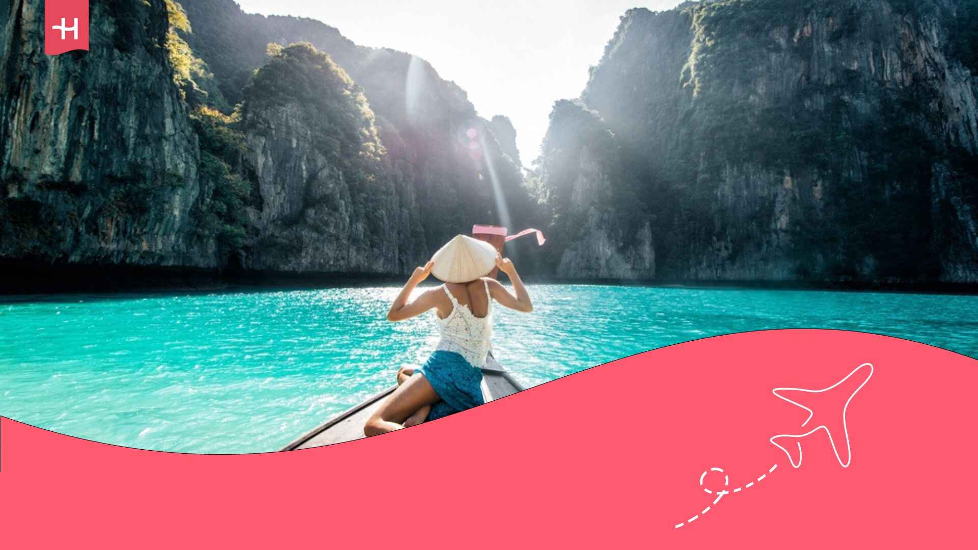 Jeune femme de dos se reposant sur un long bateau traditionnel thaïlandais à queue longue