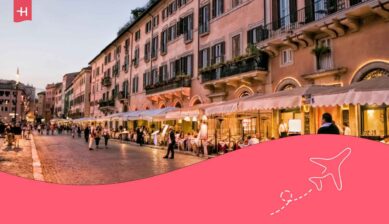 Piazza Navona de nuit avec des restaurants animés où manger des spécialités romaines