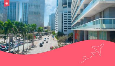 Vue du centre-ville de Miami en pleine journée avec des voitures circulant sur la route