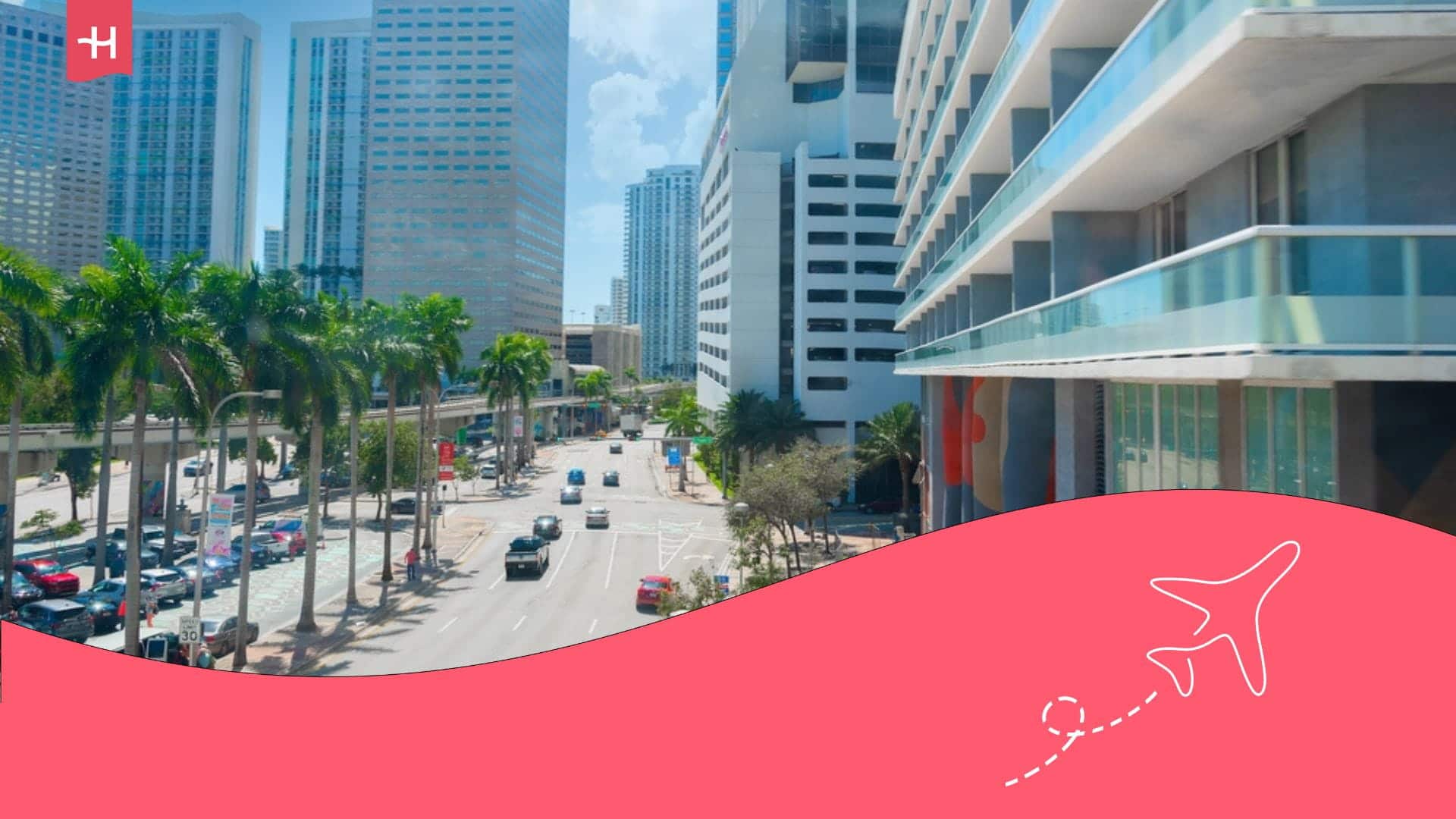 Vue du centre-ville de Miami en pleine journée avec des voitures circulant sur la route