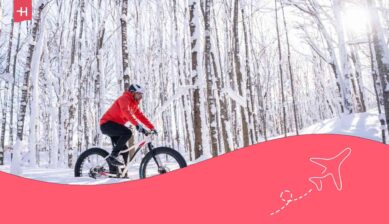 Voyageur équipé faisant du velo en hiver dans la montagne au Canada