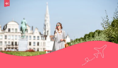 Femme souriante téléphonant devant l'Hôtel de Ville de Bruxelles