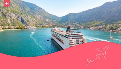 Bateau de croisière s'approchant du port de la baie de Kotor, proposant un WiFi à ses passagers