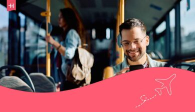 Homme souriant utilisant son GSM avec une eSIM KPN dans les transports en commun