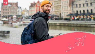 Homme souriant sur un point utilisant son GSM avec une eSIM Lebara