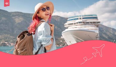 Jeune femme souriante avec un sac à dos prête à embarquer en croisière