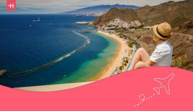 Une voyageuse profite d'une vue panoramique sur la belle plage de Las Teresitas à Tenerife aux îles Canaries