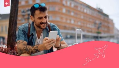 Jeune homme dans la rue utilisant son GSM avec une eSIM Lyca Mobile belge