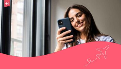 Femme souriante utilisant son GSM avec une eSIM Odido